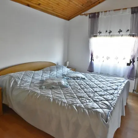 Apartment In Mit Grill, Terrasse Und Garten Und Meerblick Zambratija (Istria)